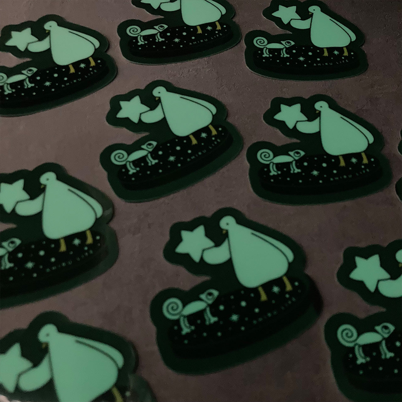 蓄光ステッカー〈アヒルとカメレオン〉